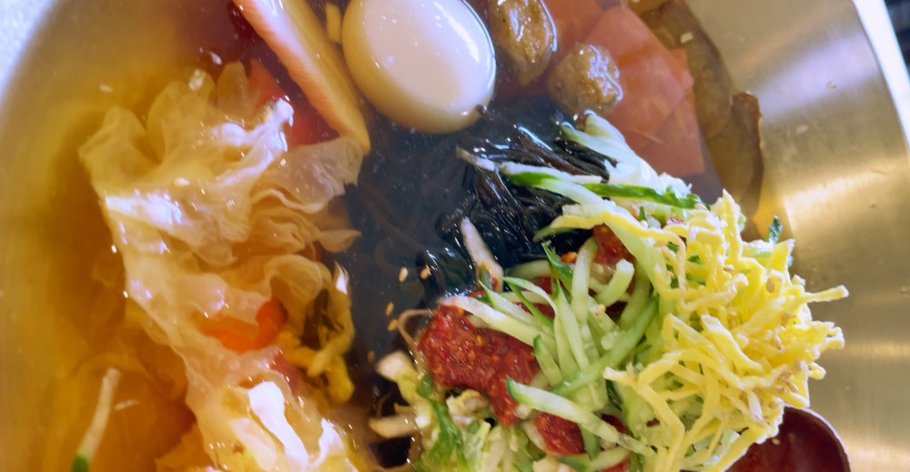 บะหมี่เย็นแบบถ่ายกันใกล้ๆ
