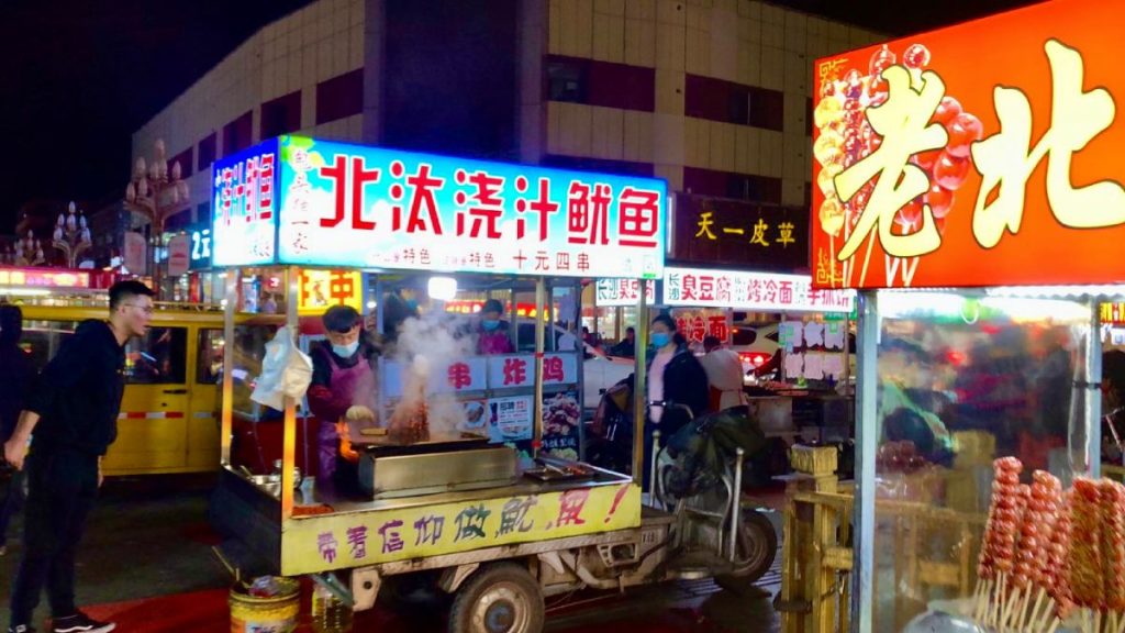 ร้านขายอาหารรถเข็นในถนนคนเดินเป่าย
