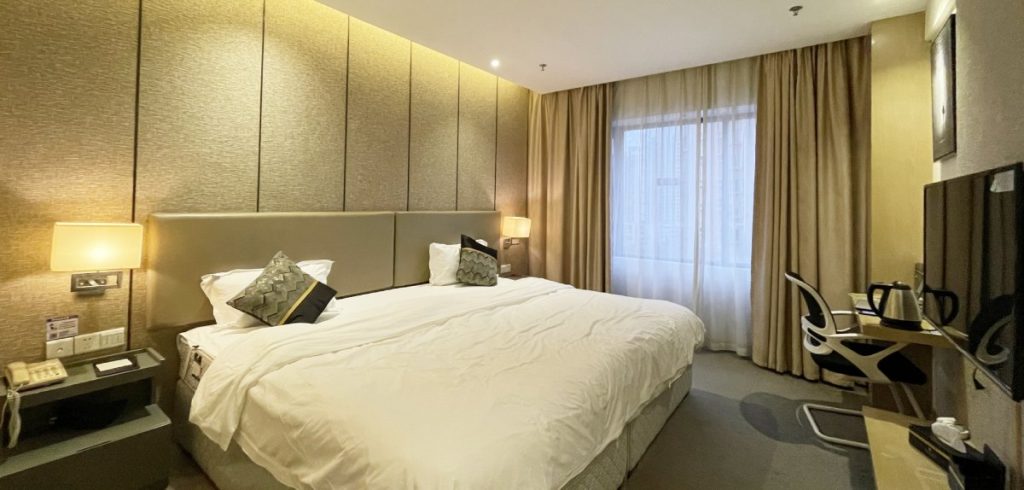 ห้องในโรงแรมแห่งหนึ่งของจีน มีเตียงขนาดใหญ่