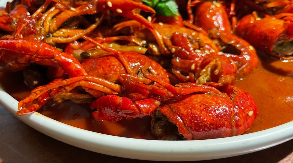 กุ้งมังกรน้อยในจานพร้อมซอสผัดเผ็ดหอม