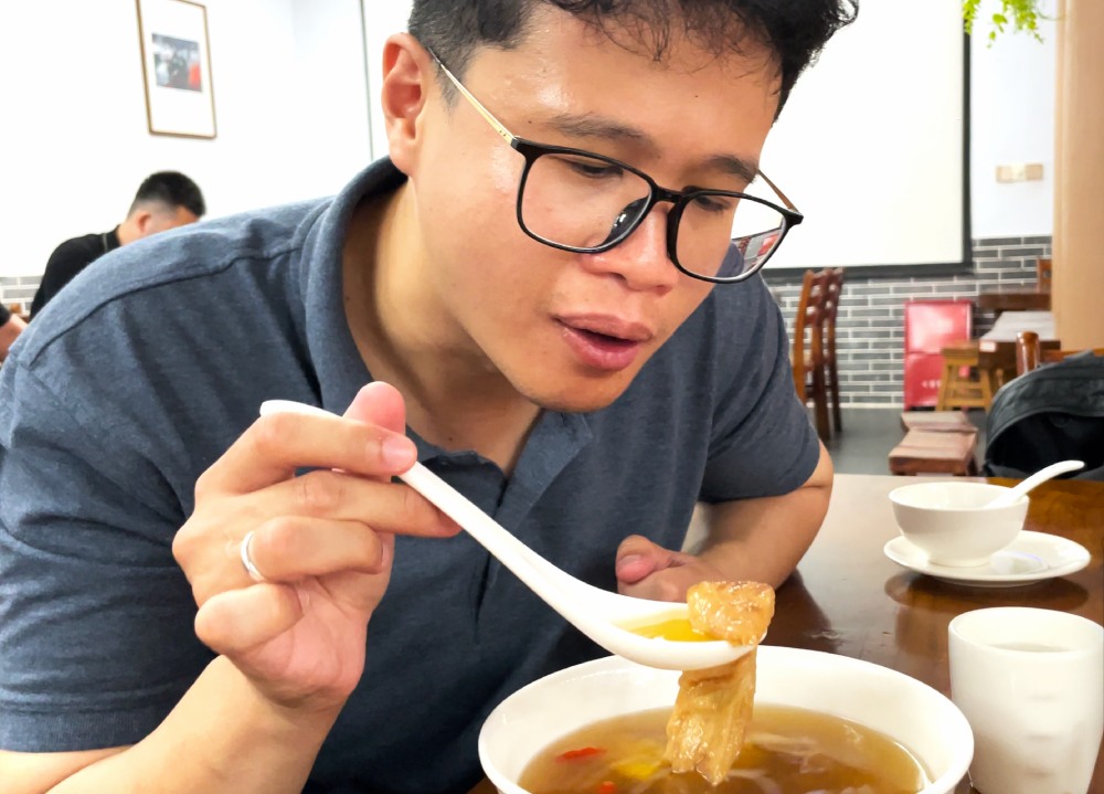 กินอาหารมังสวิรัติเป็นซุปเห็ดที่มีแป้งที่ทำคล้ายเนื้อ