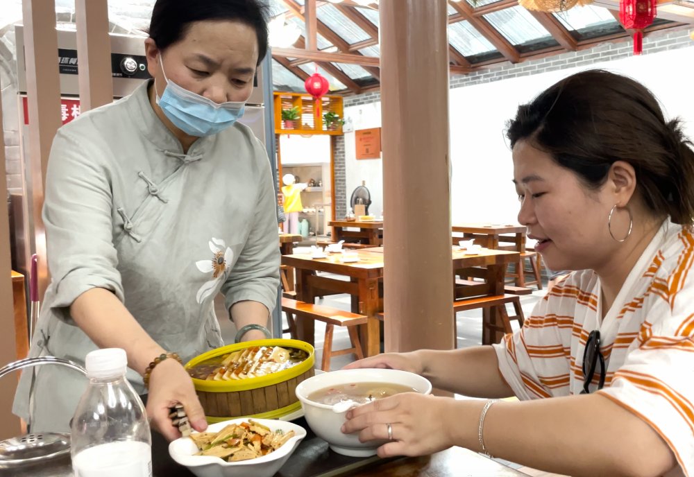 พนักงานในร้านอาหารวัดเส้าหลินกำลังเสิร์ฟอาหารมังสวิรัติ
