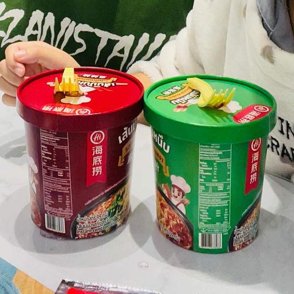 ถ้วยก๋วยเตี๋ยวคัพไห่ตี้เหลา เส้นมันหนึบ สีแดงและสีเขียว